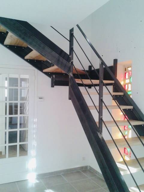 Conception et installation d'un escalier sur mesure avec rambarde en fer et marches en bois à Carpentras
